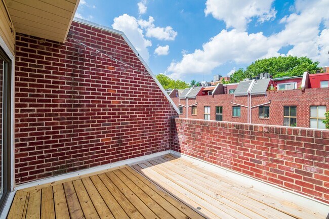 Building Photo - Beautiful Three Bedroom in Washington Square West