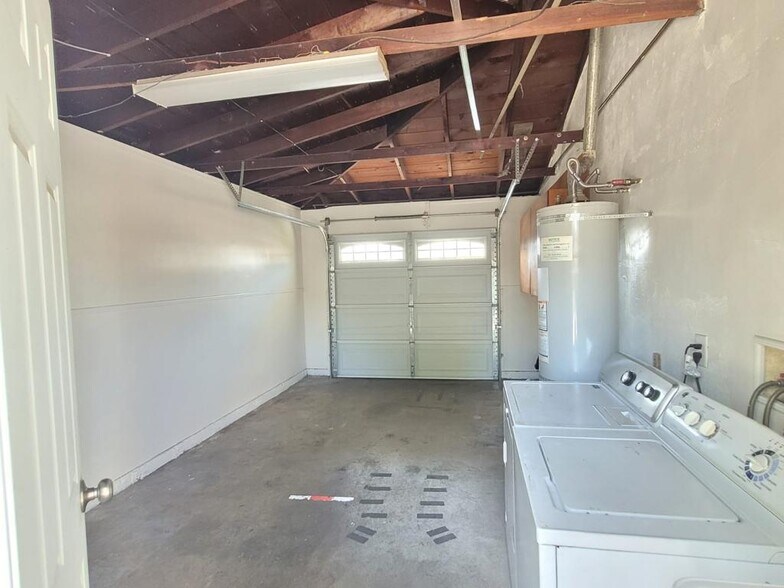 Building Photo - 204 W Duell St