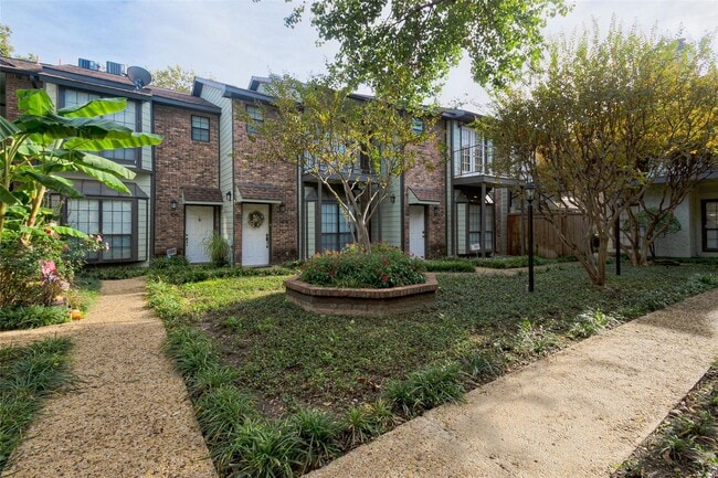 Building Photo - Modern & Stylish Loft Style 2 Bedroom Condo in Oaklawn!