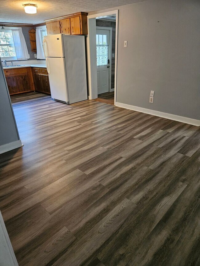 Building Photo - 3 Bedroom, 2 bath Home with Garage in New ...