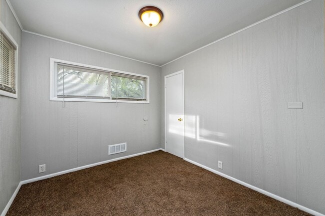 Building Photo - AVAILABLE NOW! 5 Bedrooms, 2 Bathrooms in ...