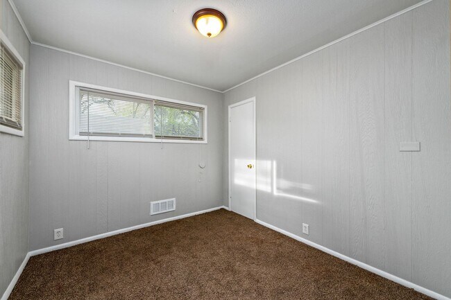 Building Photo - COMING SOON! 5 Bedrooms, 2 Bathrooms in Ka...