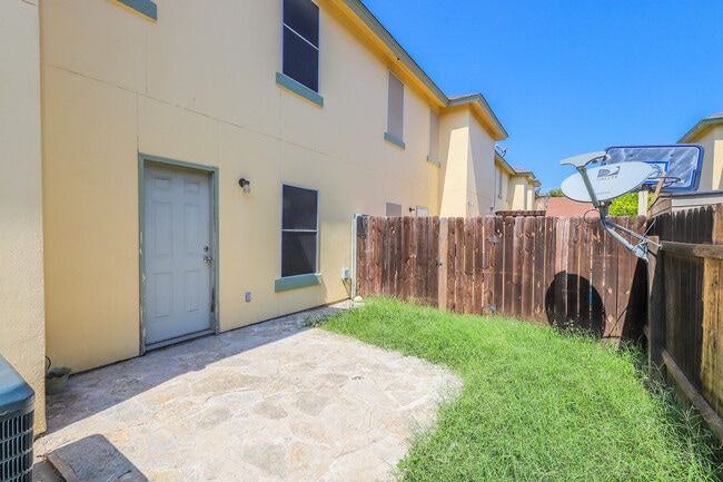 Building Photo - 1000 Ranchway Dr