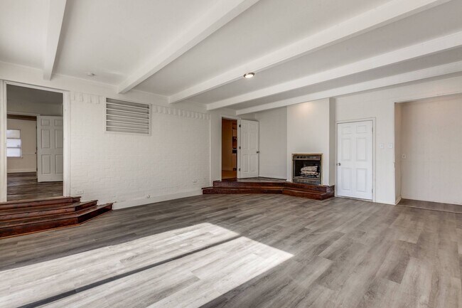 Building Photo - Spacious 4 Bed 2 Bath Home with Stainless Steel Appliacnes