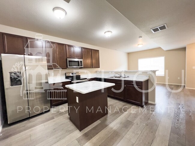 Building Photo - 7661 Silver Larch Pt