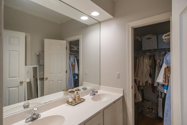 Building Photo - 525 Rienzi Dr