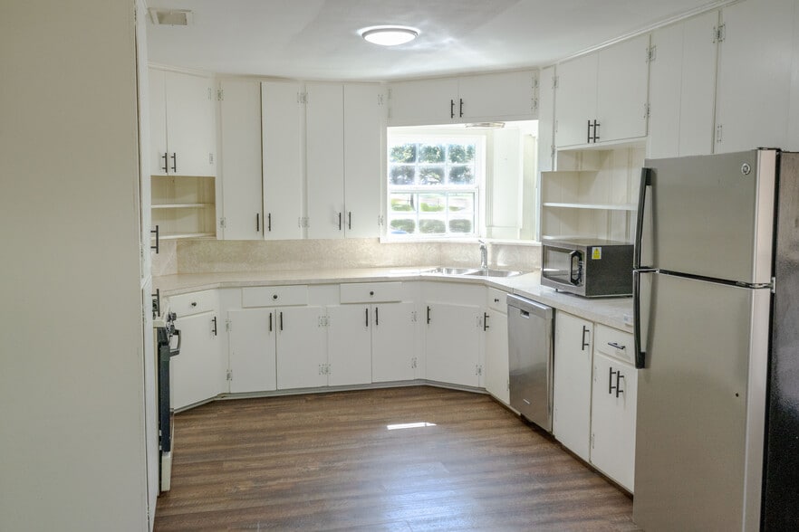 Kitchen - 560 W Hwy 243