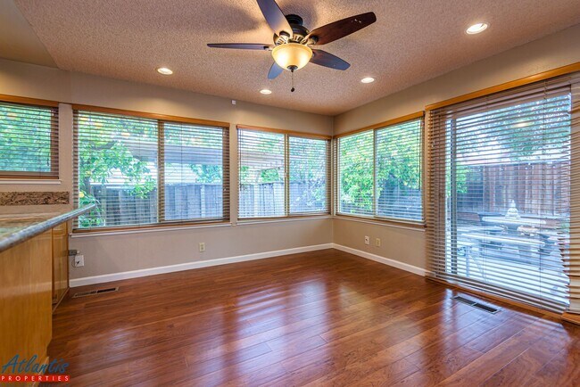 Building Photo - Lovely Home | Bonus Room | A/C | Solar Panels