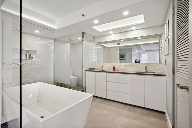 Building Photo - 2843 S Bayshore Dr