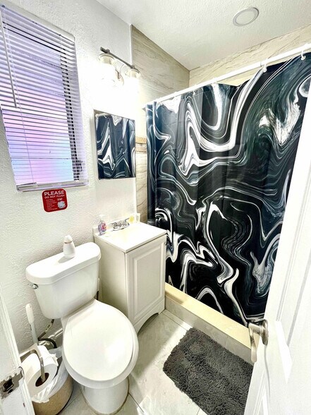 Building Photo - 338 Van Buren St