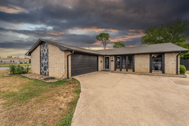 Building Photo - 3 Bedroom Rental with Gameroom!