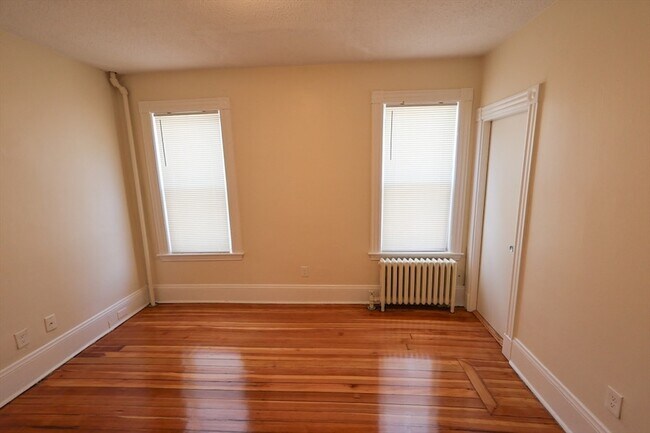 Building Photo - 32 Robinson St