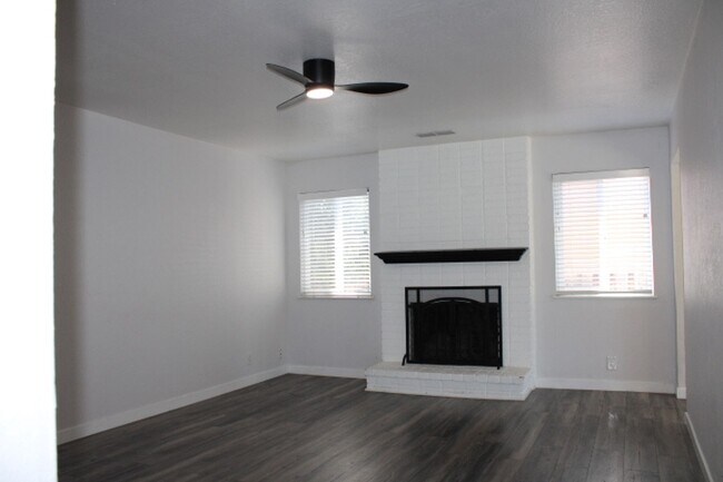 Building Photo - 130 Aster Ct