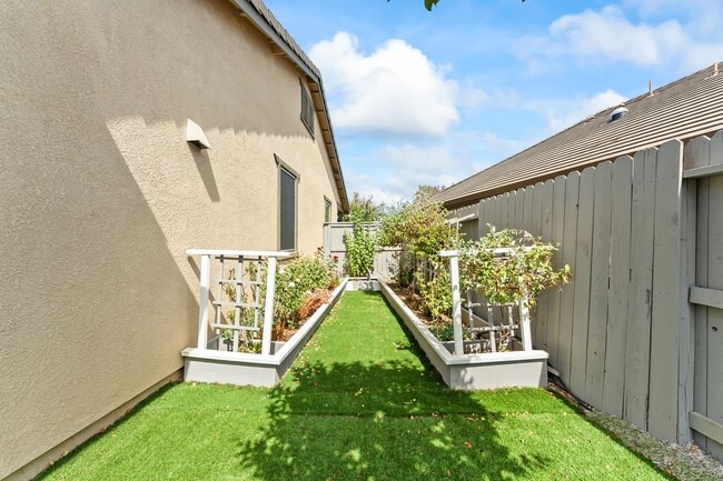 Building Photo - 9876 Sunderland Way