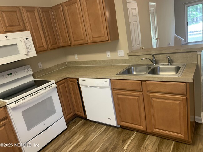Building Photo - 426 Scrub Jay Dr