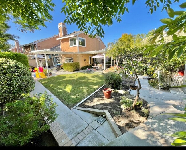 Building Photo - Beautiful End Unit Townhome in Fantastic A...
