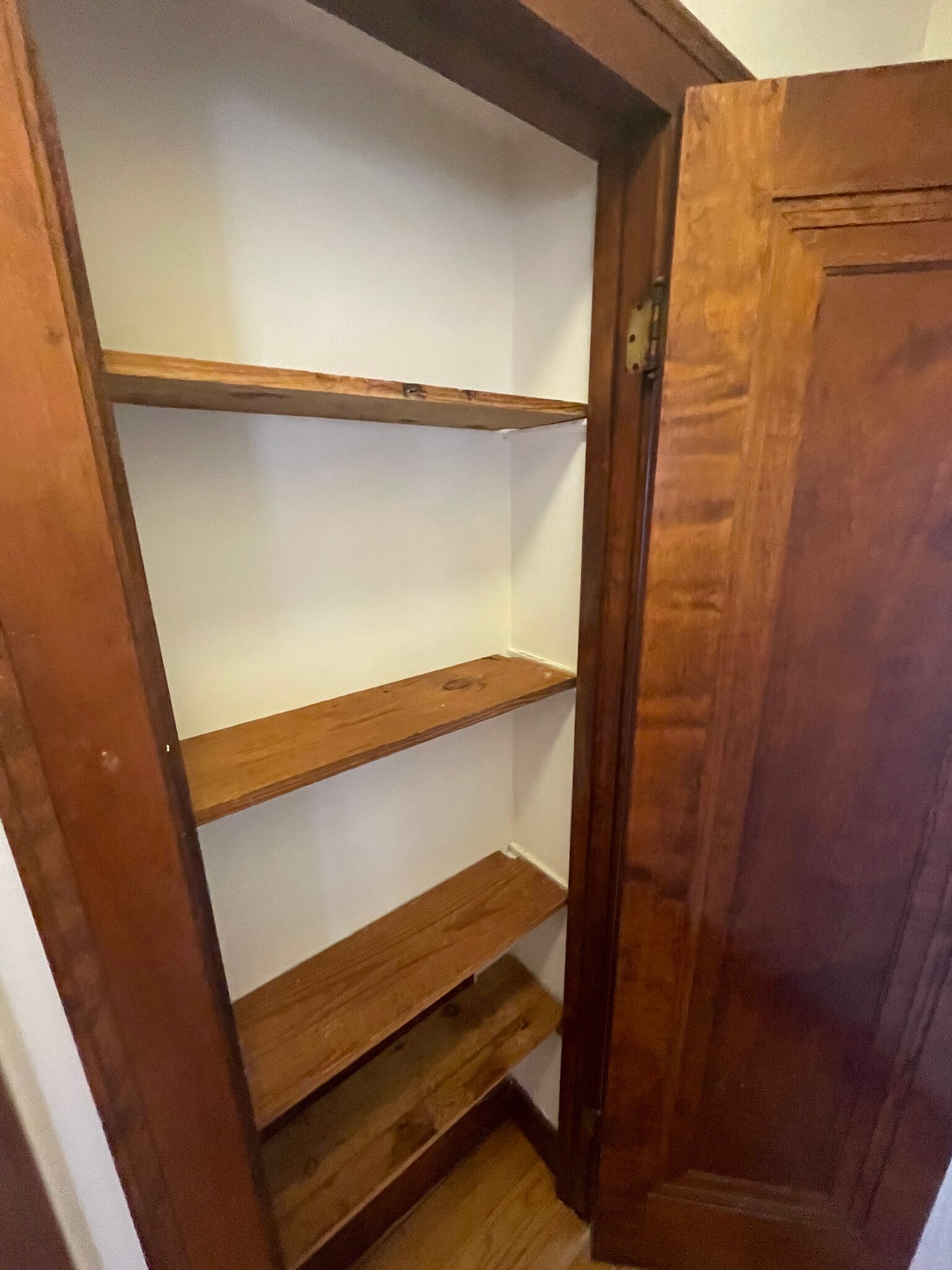 Linen Closet - 5655 W Ainslie St
