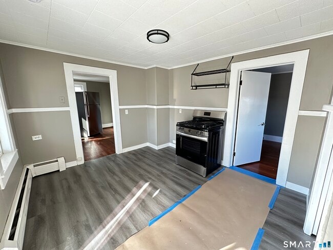 Building Photo - 40 Oak St