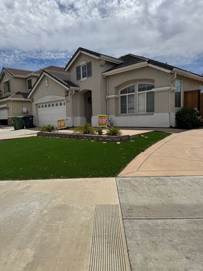 Building Photo - Conveniently Located Home