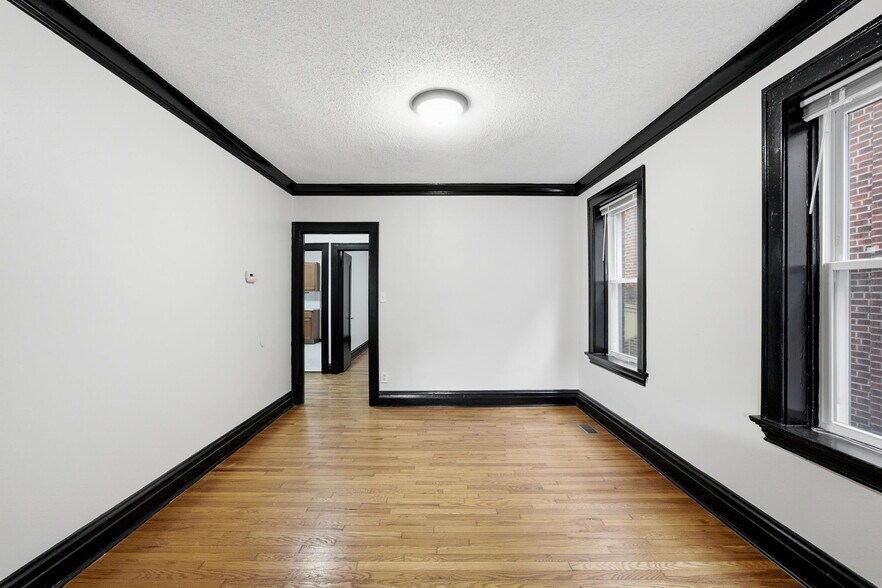 Building Photo - 5055 Lindenwood Ave