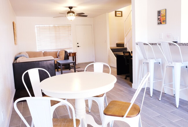 Building Photo - 6127 Meadowhaven Ln