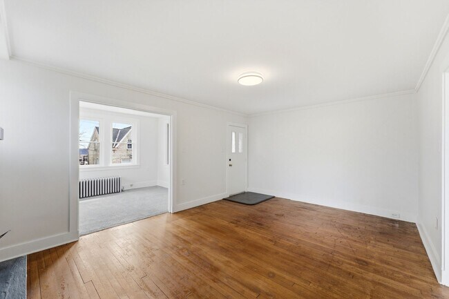 Building Photo - Beautiful, Newly Updated 3 Bedroom/1.5 Bath on quiet street near Pittsburgh's North side. AVAILAB...