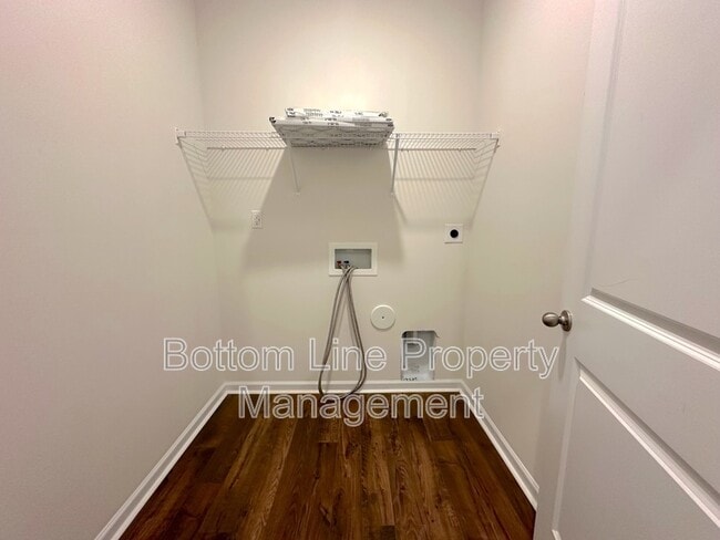 Building Photo - 211 Dogwood Crk Dr