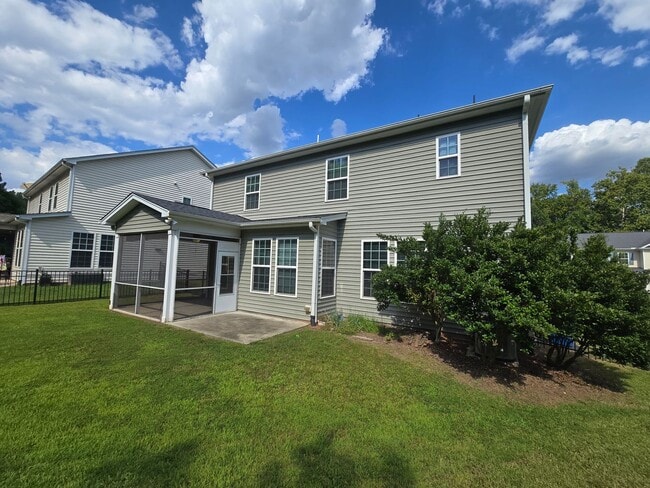 Building Photo - Spacious 4BR, 2.5BA Home with Screened Pat...