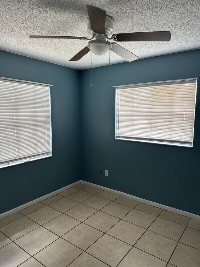 Building Photo - 2 Bedroom, 1.5 Bathroom, 1 Car Garage home...
