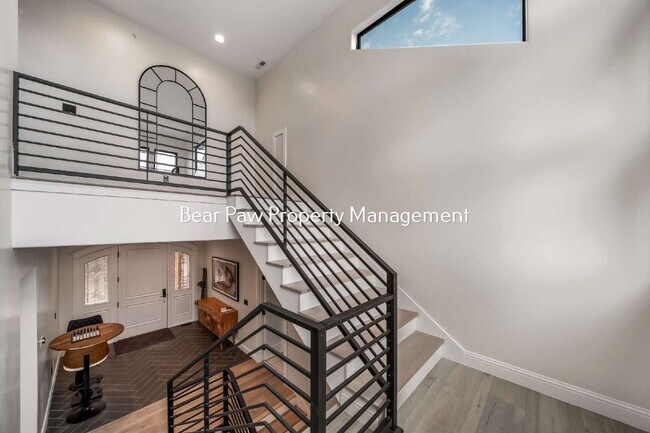 Building Photo - Gorgeous Home on Bear Mountain!