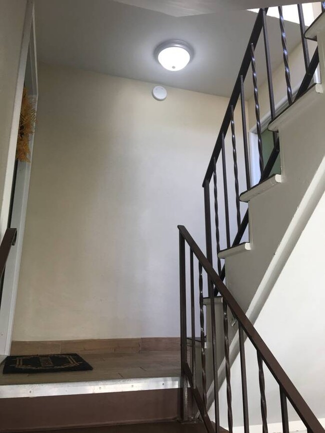 Bright and Airy Hallways - 703 E Oak St