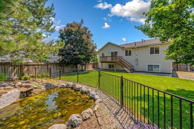 Building Photo - 5 bed 3 bath split level near State Line