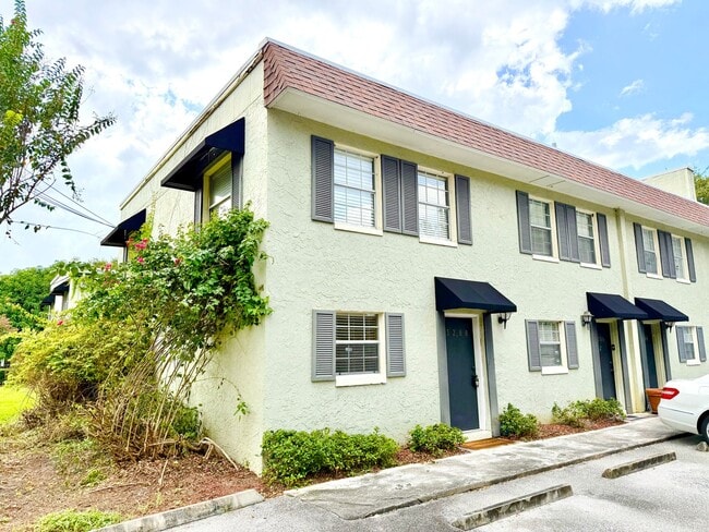 Primary Photo - Effortless & comfortable 2Beds/1.5Bath tow...