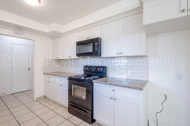 Building Photo - 3 Bedroom, 2 Bath Home Near Bakersfield Co...