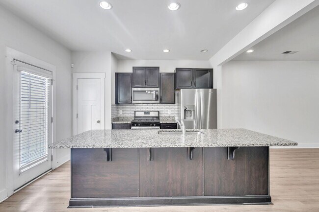 Building Photo - Stylish 3BR/2.5BA END-UNIT Townhome with Garage in Camelot Townes! $1,650/mo rent
