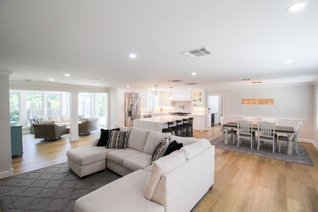 Building Photo - Luxury Annual Rental with Resort-Style Pool on Longboat Key
