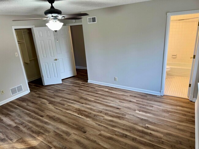 Building Photo - 122 York Haven Dr