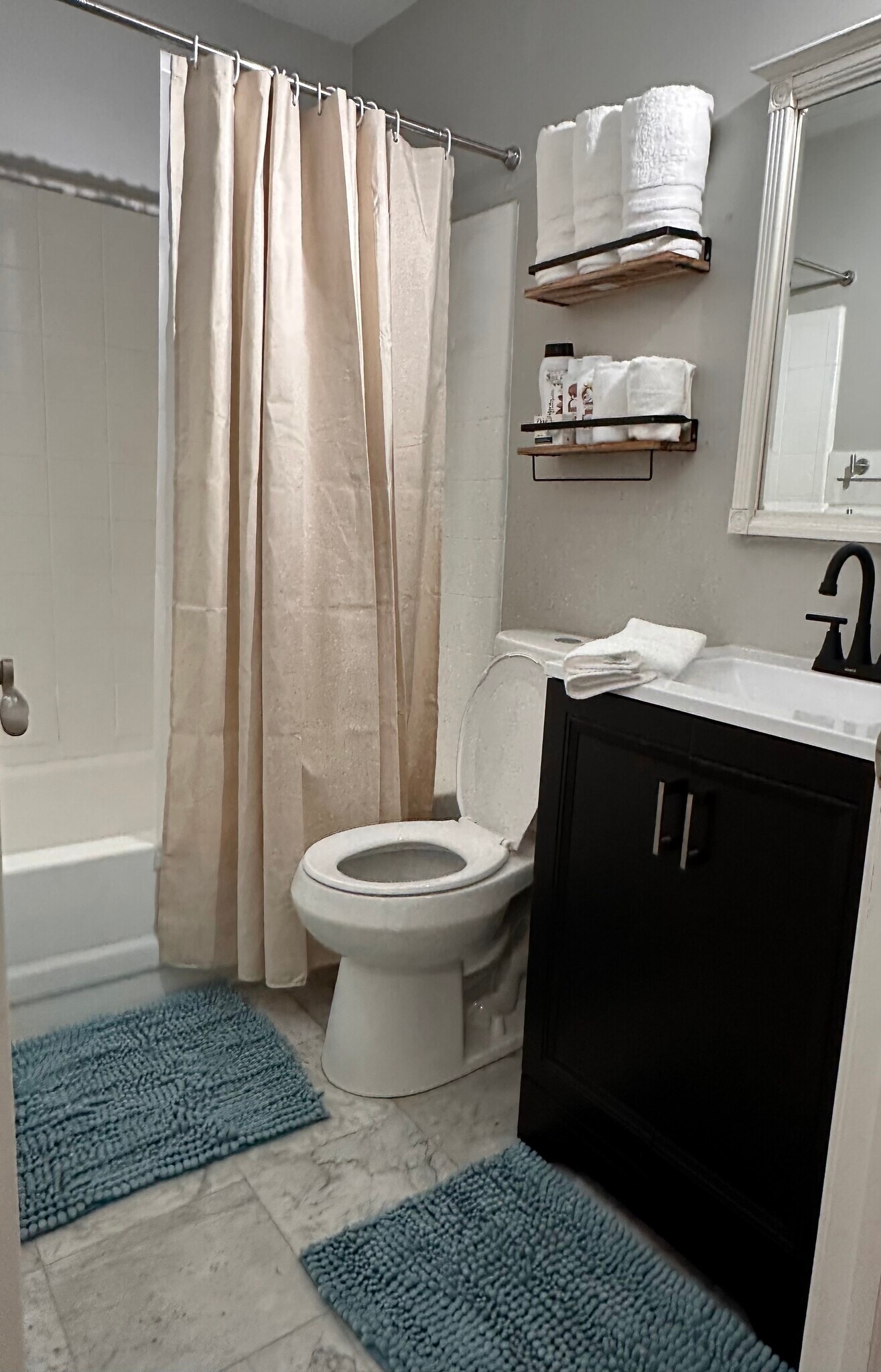 Building Photo - 2777 Davison Ave