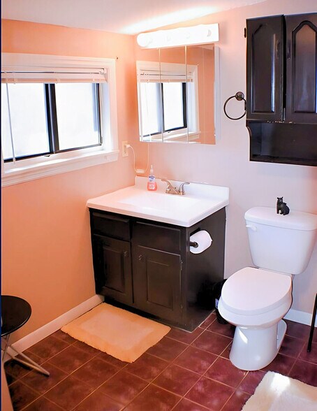 Building Photo - 425 Hemlock Ln