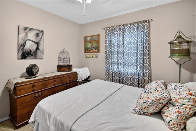 Building Photo - 5216-5218 Shorecrest Dr