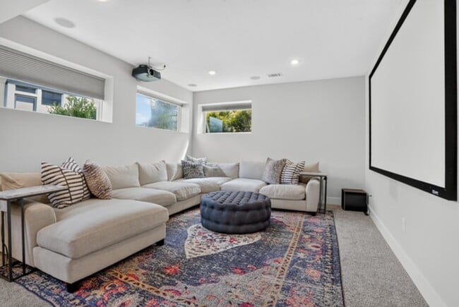 Building Photo - Luxury 5 Bed | 4.5 Bath Home | Flexible Leasing Options: 3+ Month & Long-Term Lease Options | Ful...