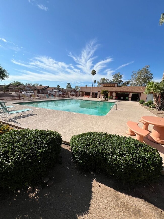 Building Photo - ATTRACTIVE  WEST CENTRAL 2 BEDROOM HOME W/...