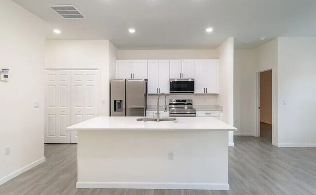 Building Photo - 13905 SW 81 Cir