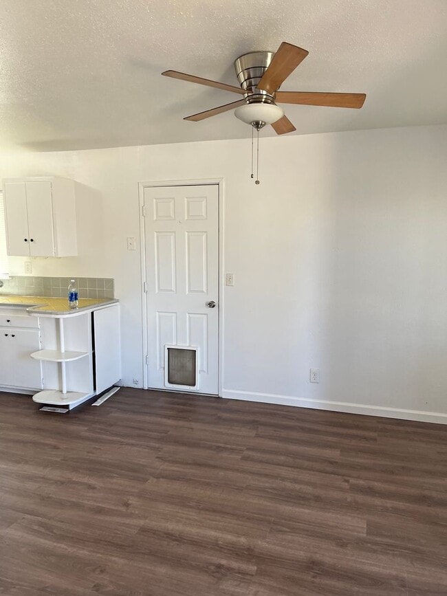 Building Photo - NEW NEW NEW! 3 BEDROOM 1 BATH IN KINGSBURG