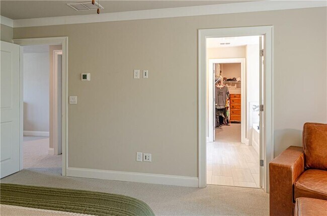 Building Photo - 660 Stately Dr