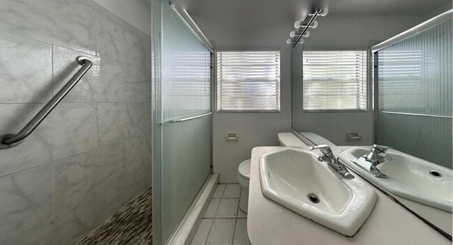 Building Photo - 1502 W Country Club Dr