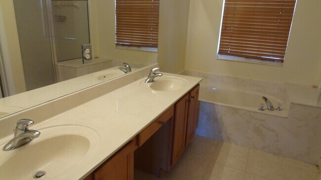 Building Photo - 5404 Sunseeker Blvd