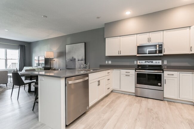 Building Photo - Fully Furnished Townhome Blocks Away From Downtown