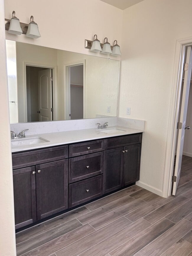 Building Photo - Beautiful home for rent in gated community in Visalia