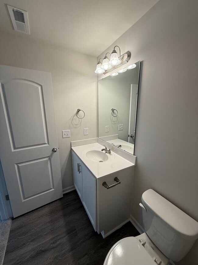 Building Photo - Three bedroom, 2.5 bath townhome in Whitsett